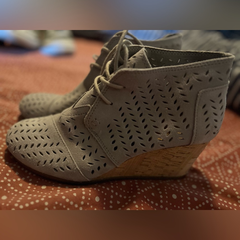 Gray.Toms Wedges. Size 8